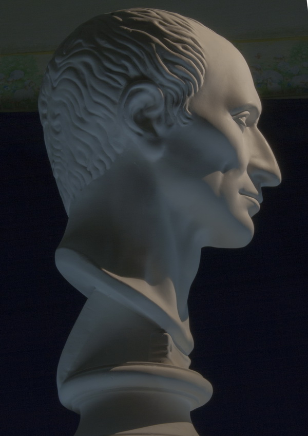 Гипсовая копия головы Гай Юлия Цезаря в профиль справа